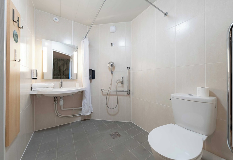 Bathroom 4, B&B HOTEL Calais Centre Saint-Pierre, Pas-de-Calais