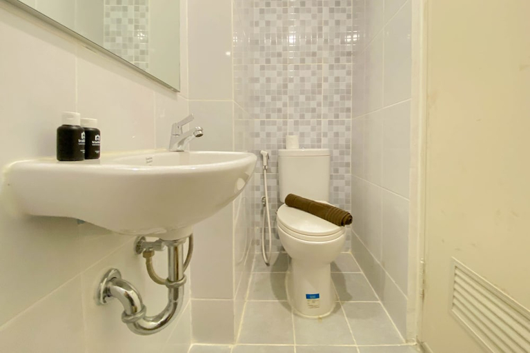 Bathroom 3, Warm And Homey Studio Tokyo Riverside Pik 2 Apartment, Tangerang