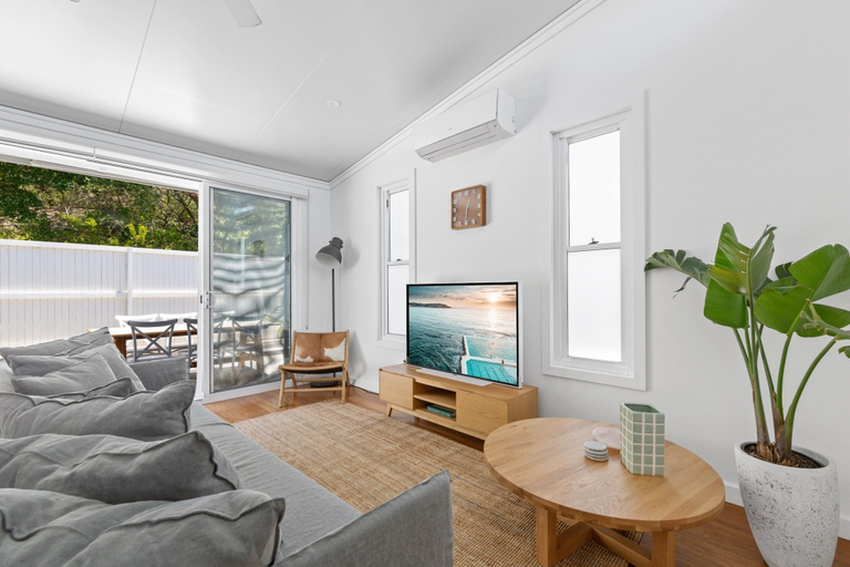 Living room 2, Relaxing 2-bed Home Close to Beaches and Parks, Sydney