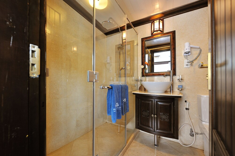 Bathroom 5, Paradise Sails Cruise, Hạ Long
