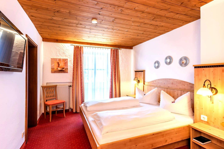 Bedroom 3, Das Maximilian - Feines Landhotel am Schliersee, Miesbach