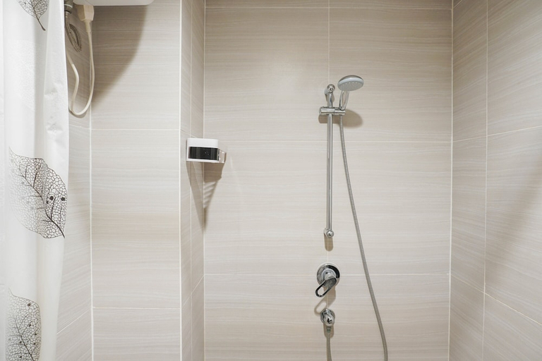 Bathroom 5, Comfort and Modern Studio at West Vista Apartment, Jakarta Barat