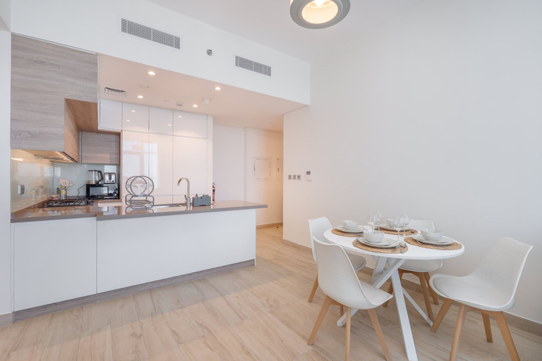 Room 2, Sleek 1 Bedroom in Studio One With Great Amenities, Dubai