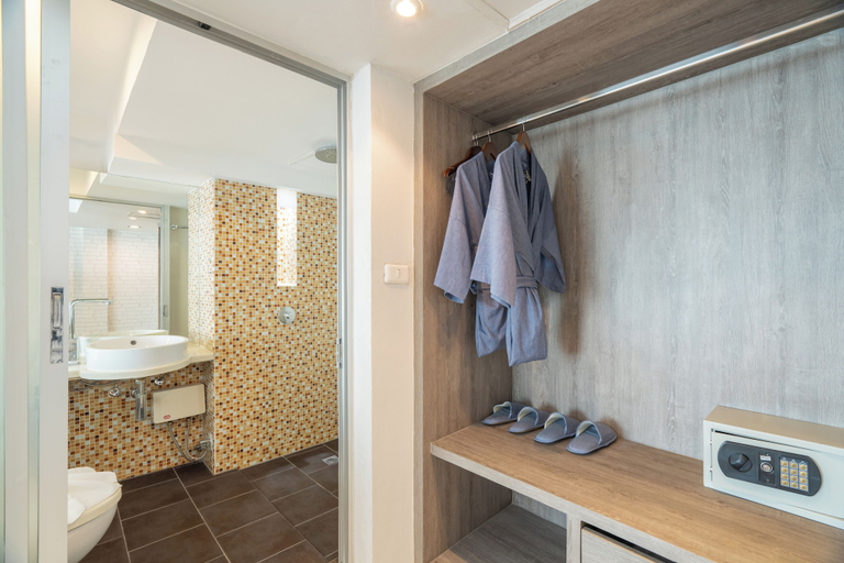 bathroom 12