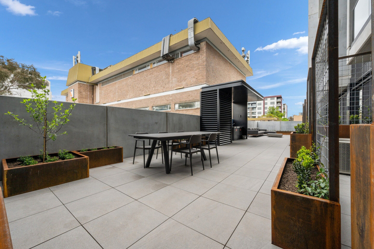 Outdoor dining 4, Bright Studio in Braddon With Parking, Canberra