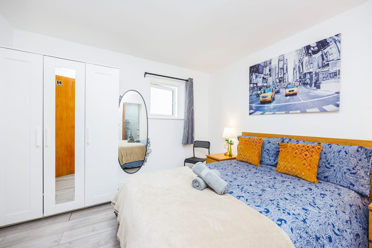 Room 4, 3 Bed 3 Bathroom Flat in Kensington A, London