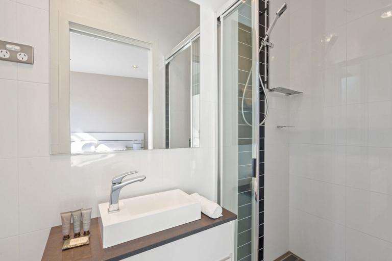 Bathroom 3, Stylish Curtin Stay With Balcony Views, Canberra