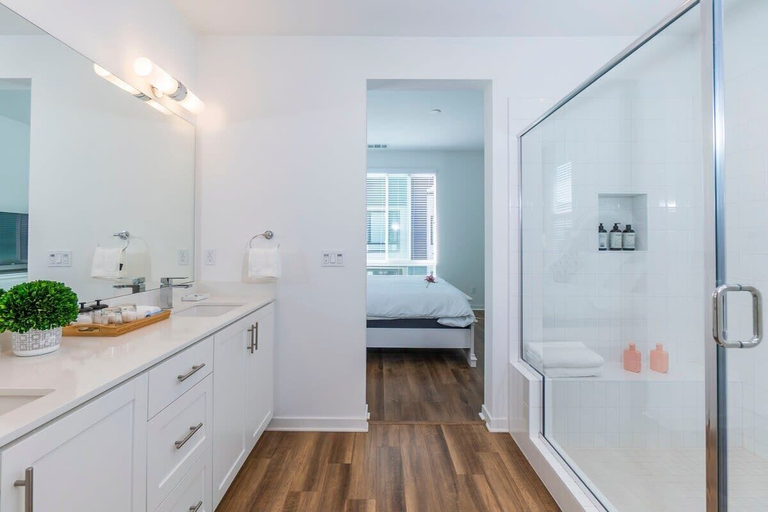 Room 5, Central Location Master Bedroom w Shared Bathroom, Orange