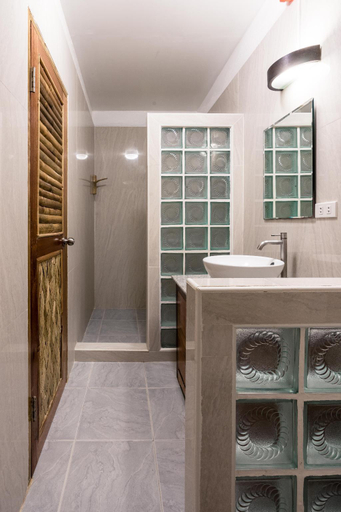 Bathroom 3, Campbells Beach Resort, Puerto Galera