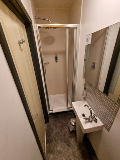 Bathroom 5, The Red Lion, Cambridgeshire