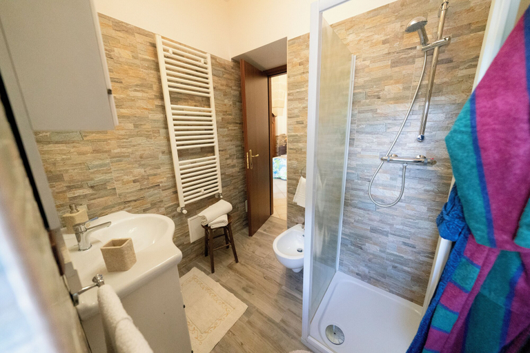 Bathroom 5, Villa Tonia, Brindisi