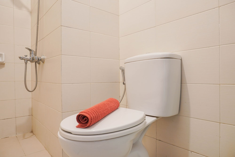 Bathroom 3, Comfort 1Br Apartment With Study Room At Woodland Park Residence, Jakarta Selatan