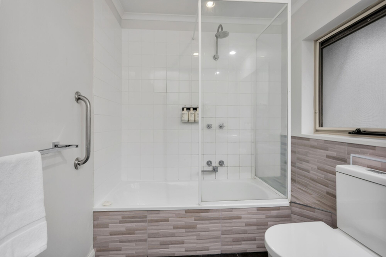 Bathroom 4, Elphin Motel & Serviced Apartments, Launceston - Pt B