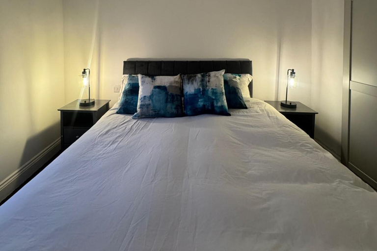 Room 3, Central Apartment - Sleeps 2 & Private Patio, London