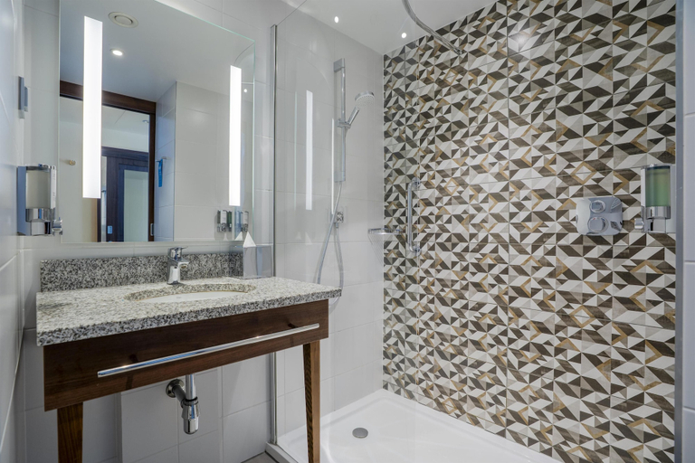 Bathroom 4, Hampton by Hilton Gdansk Oliwa, Gdańsk City