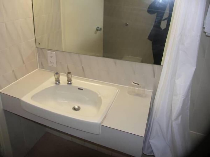 Bathroom 4, Metro Inn Walsall, Walsall