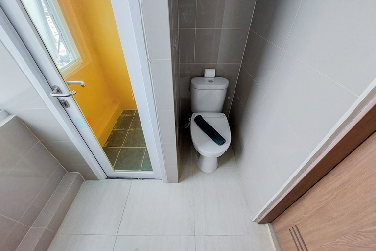 Bathroom 2, Comfort and Cozy Studio Apartment at B Residence, South Tangerang