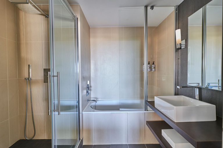 Bathroom 4, Hôtel Barrière Le Gray d'Albion, Alpes-Maritimes
