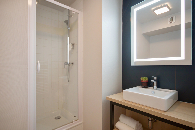 Bathroom 3, Appart City Confort Lille Grand Palais, Nord