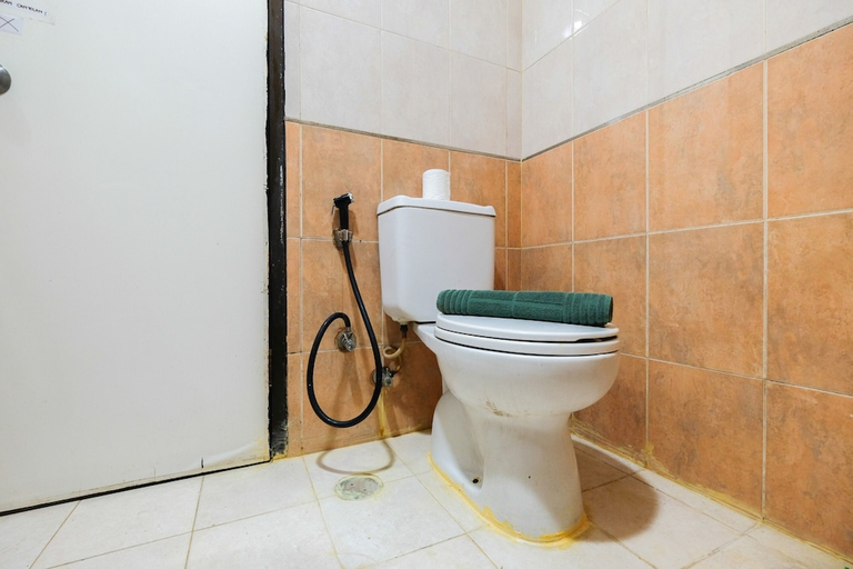 Bathroom 2, Modern and Comfy Studio Tamansari Sudirman Apartment, Jakarta Selatan