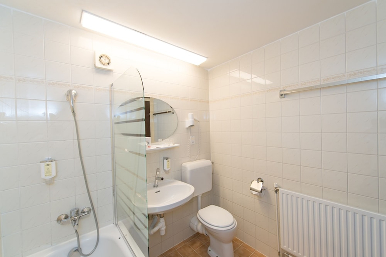 Bathroom 4, Mozart, Wien
