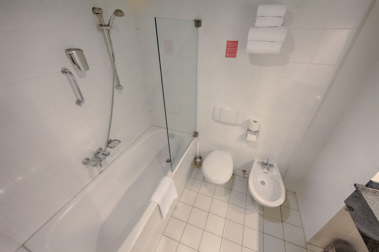 Bathroom 3, Leonardo Hotel Utrecht City Center, Utrecht