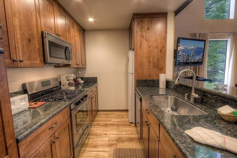 Private kitchen 4, Kingswood Cornerview 4 Bedroom Home by RedAwning, Placer