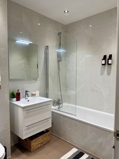 Bathroom 5, 2 Bed Apartment - Sleeps 4, Balcony, Pets Ok, London