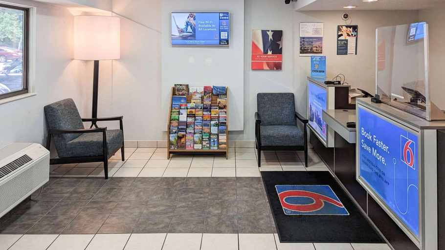 Public Area 2, Motel 6 Nashua, NH - South, Hillsborough