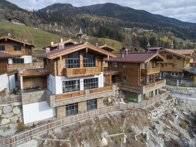 2, Neukirchen Chalet with Sauna, Balcony, Zell am See