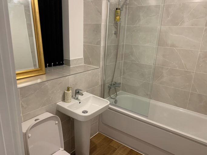 Bathroom 2, 4Bed House - Direct links into Central London, Thurrock