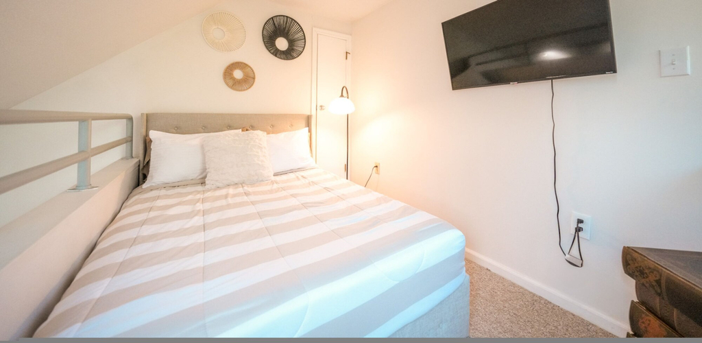Room 4, Top 3rd Floor Loft Resort Access No Elevator, Bedford