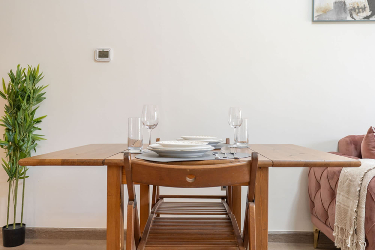 Room 4, Magnificent 1 BR Apt Situated on a Prime Location, Dubai