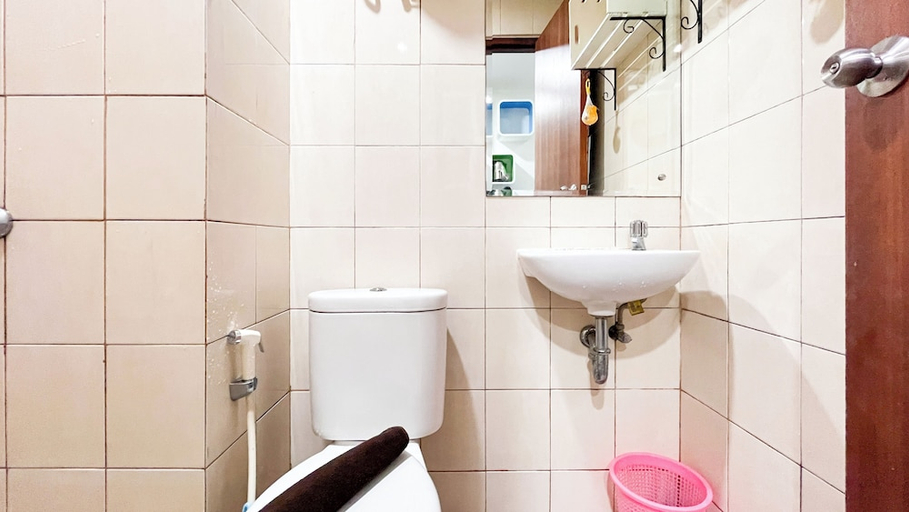 Bathroom 3, Simply Design Studio Apartment At Vida View Makassar, Makassar