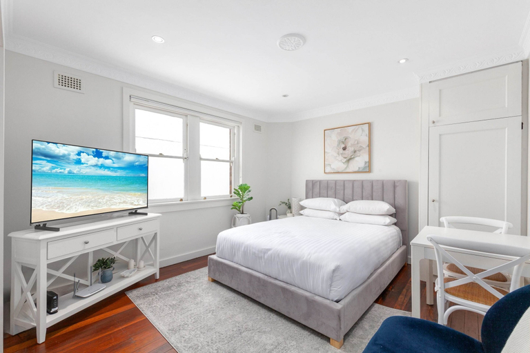 Room 4, Light-filled Studio Near Rushcutters Bay Park, Sydney