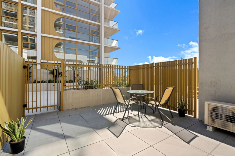 Balcony 3, Comfortable 1-bed Retreat With Courtyard & Parking, Canberra