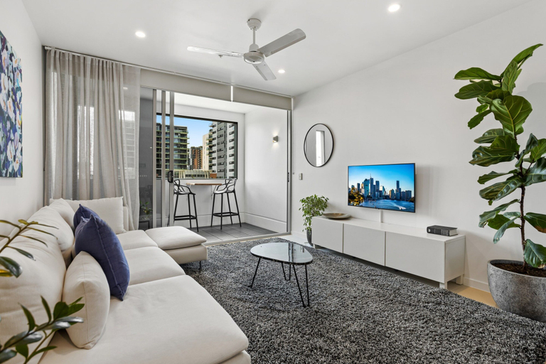 Others 5, Stellar Location With Parking, Pool & Gym Access, Brisbane