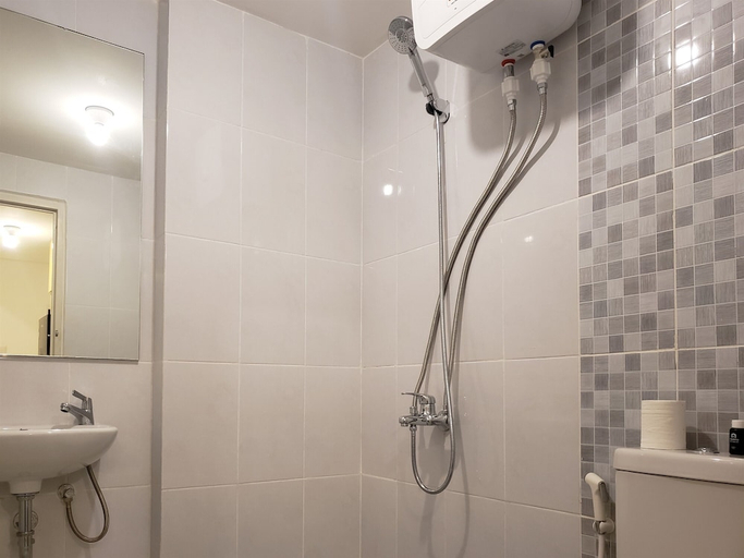 Bathroom 3, Minimalist And Tidy 2Br Apartment At Tokyo Riverside Pik 2, Tangerang