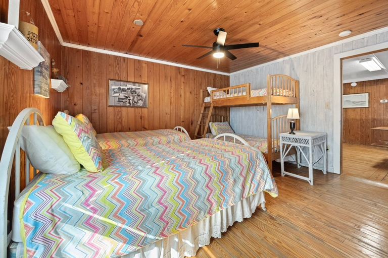 Room 5, Laughin Place 7 Bedroom Home by Peace Vacations, Georgetown
