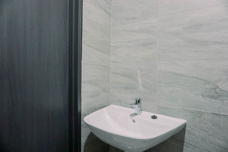 Bathroom 2, Well Furnished And Comfy Studio Collins Boulevard Apartment, Tangerang
