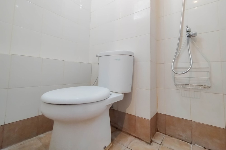 Bathroom 3, Nice And Cozy Studio At Bassura City Apartment, Jakarta Timur