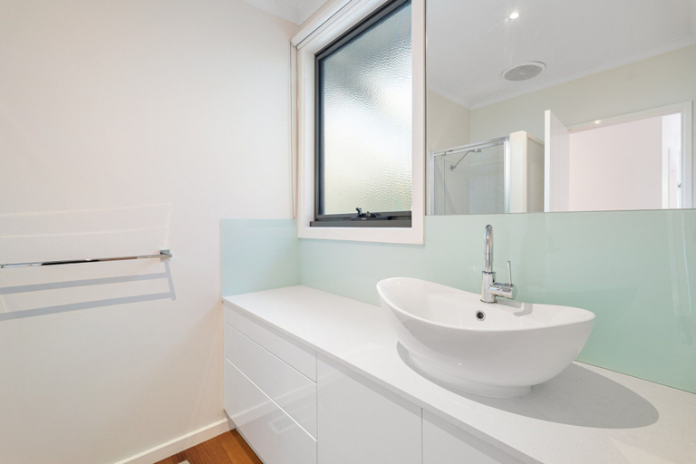 Bathroom 2, Luxurious 3-bed Home With Outdoor Spa, Melbourne