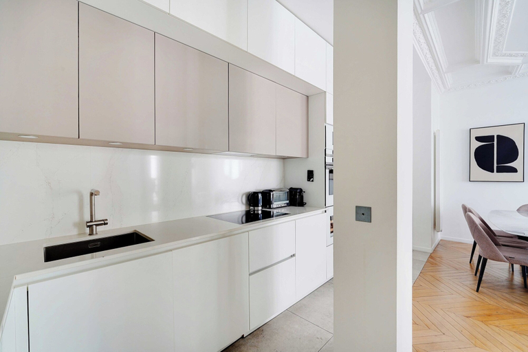 Private kitchen, Beautiful Apartment - 2bd/4p - Arc de Triomphe, Paris