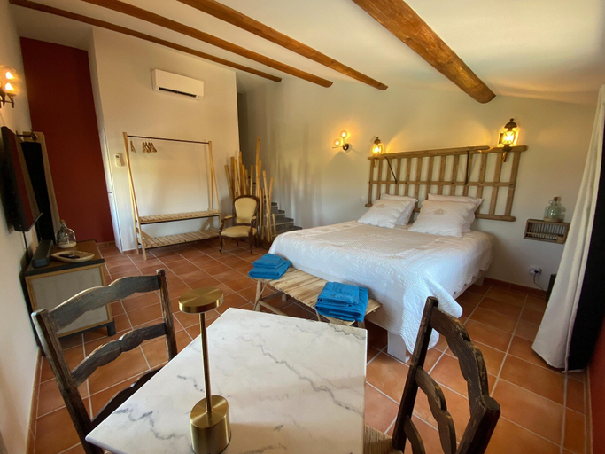 Room 4, Farmhouse With Swimming Pool in Provence, Vaucluse