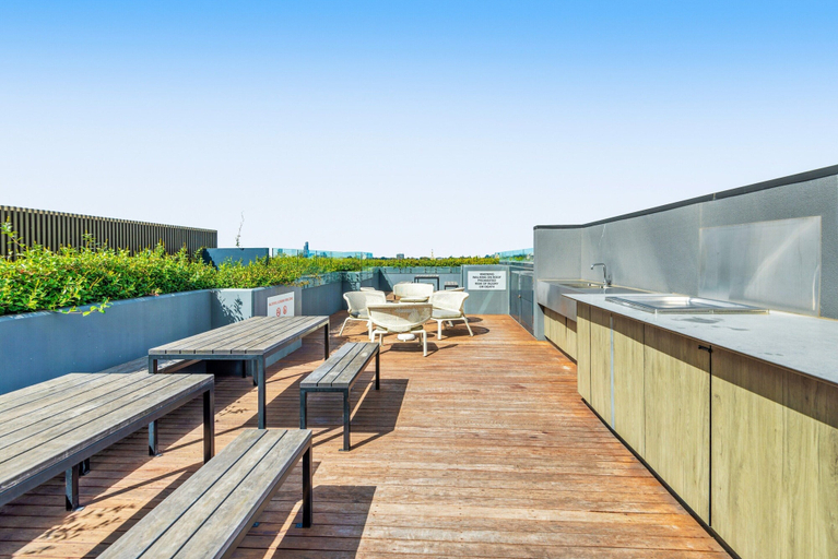 Outdoor dining, Beautiful 1-bed Unit in The Heart of Melbourne, Melbourne
