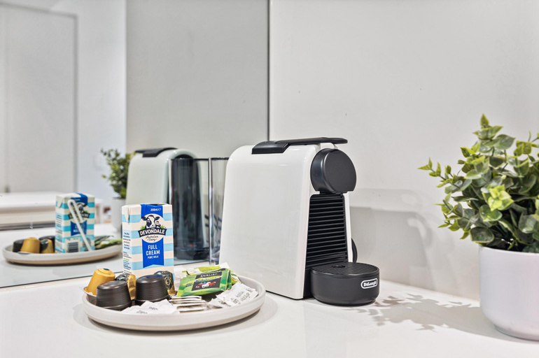 Kitchen 5, Spacious Modern Apartment With Pool & Gym Access, Melbourne