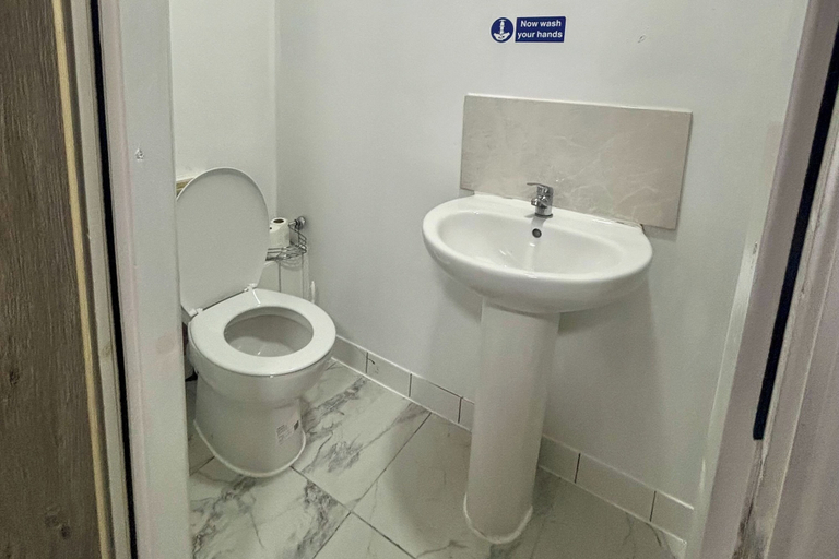 Bathroom 2, 1 Room Ensuite Flat - Sleeps 2 With Sky Full Fibre, Sandwell
