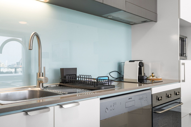 Private kitchen 2, Chic 1 Bed Inner-city Retreat With Pool and Views, Fortitude Valley