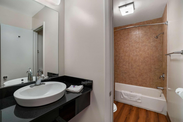 Bathroom 4, Motel 6 Ilion, NY, Herkimer