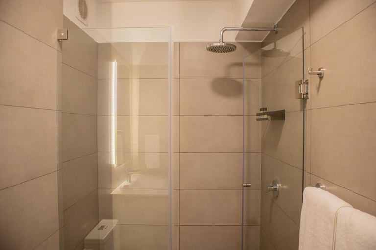 Room 5, w Inviting 2BR w Balcony in Lively Miraflores, Lima